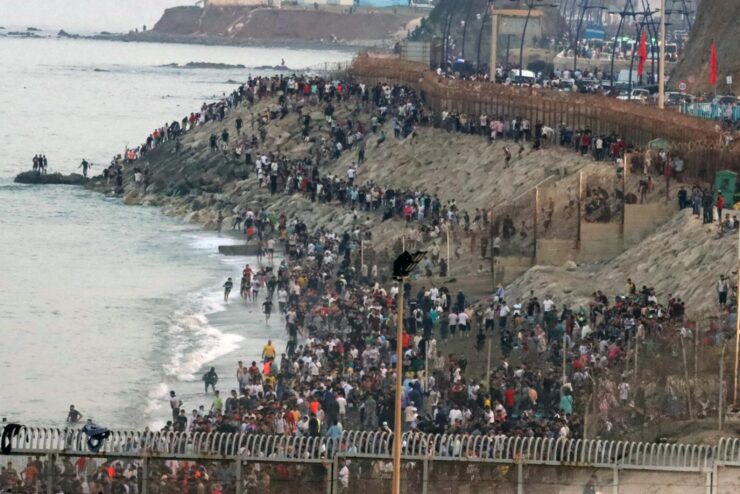 Afflux de migrants à la frontière de Ceuta, près de la plage du Tarajal