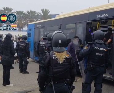 Dispositif policier pour l'évacuation du camp de migrants de la plage du Trampolín à Ceuta