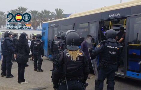 Dispositif policier pour l'évacuation du camp de migrants de la plage du Trampolín à Ceuta