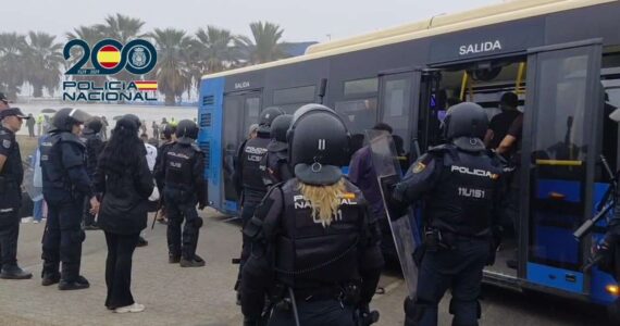 Dispositif policier pour l'évacuation du camp de migrants de la plage du Trampolín à Ceuta