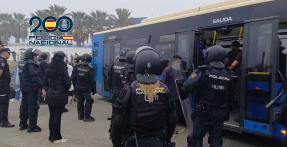 Dispositif policier pour l'évacuation du camp de migrants de la plage du Trampolín à Ceuta
