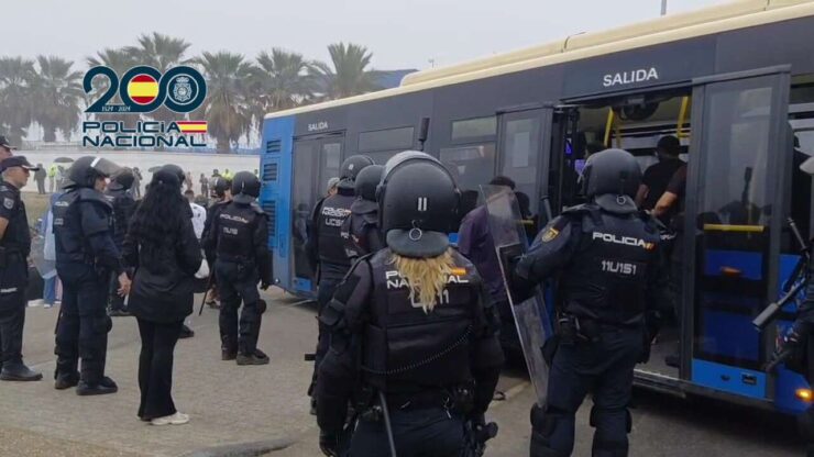 Dispositif policier pour l'évacuation du camp de migrants de la plage du Trampolín à Ceuta