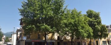 La place d'Italie et l'entrée de la rue du Laurier à Chambéry, photographie d'archives datant de 2014.