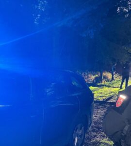 Évacuation par la gendarmerie des migrants irakiens découverts en forêt de Châtellerault. Photo Denys Frétier / La Nouvelle République.