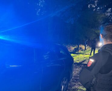 Évacuation par la gendarmerie des migrants irakiens découverts en forêt de Châtellerault. Photo Denys Frétier / La Nouvelle République.