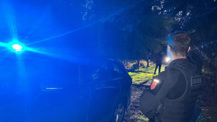 Évacuation par la gendarmerie des migrants irakiens découverts en forêt de Châtellerault. Photo Denys Frétier / La Nouvelle République.