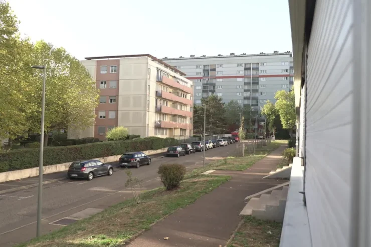 Immeuble visé par des tirs à Chenôve en octobre 2026. Photo Rodolphe Augier / France Télévisions.
