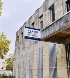 Entrée du commissariat de police nationale d'Arles, photo Objectif Sud