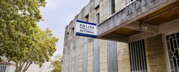 Entrée du commissariat de police nationale d'Arles, photo Objectif Sud