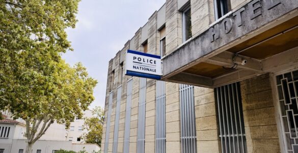 Entrée du commissariat de police nationale d'Arles, photo Objectif Sud