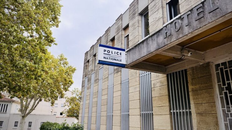 Entrée du commissariat de police nationale d'Arles, photo Objectif Sud