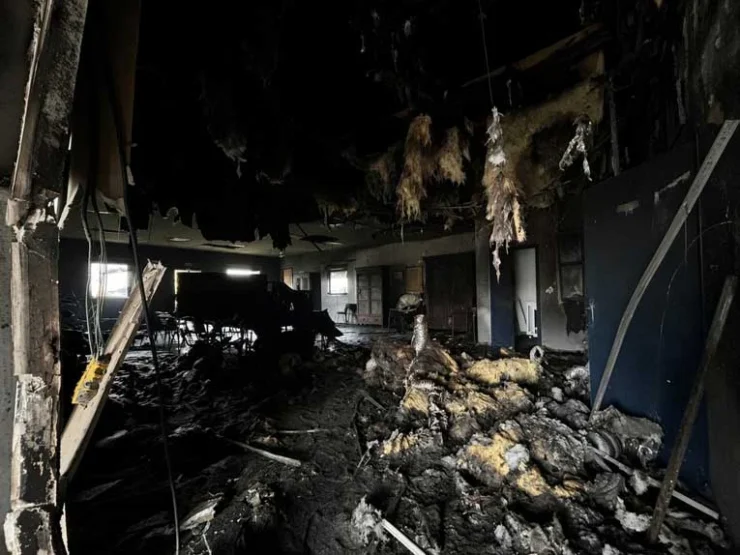 Intérieur noirci par un incendie, image non contractuelle publiée par 450.fm pour illustrer l'attaque contre les locaux de la Grande Loge de France de Cormontreuil.