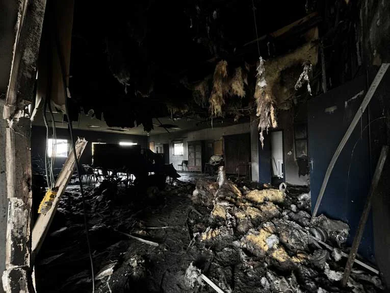 Cormontreuil (51) : une voiture-bélier défonce l’entrée de la Grande Loge de France, un incendie ravage les locaux ; aucun vol constaté