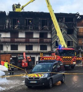 L’immeuble de l’Isba à Courchevel après l’incendie de janvier 2019, avec les secours sur place