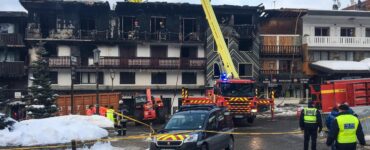 L’immeuble de l’Isba à Courchevel après l’incendie de janvier 2019, avec les secours sur place