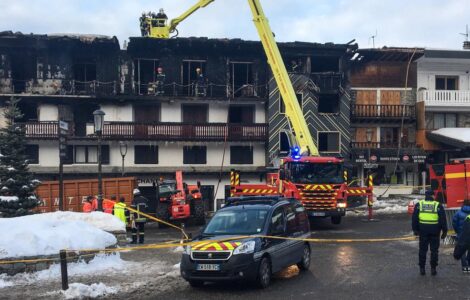 L’immeuble de l’Isba à Courchevel après l’incendie de janvier 2019, avec les secours sur place