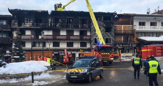 L’immeuble de l’Isba à Courchevel après l’incendie de janvier 2019, avec les secours sur place