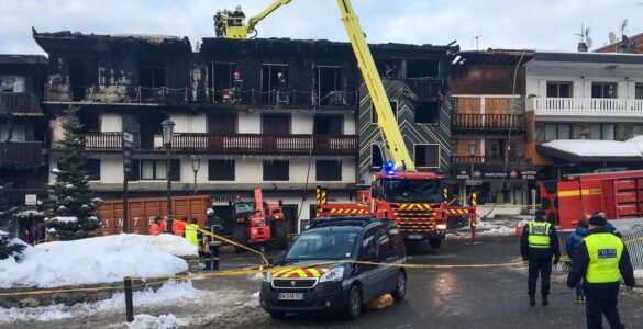 L’immeuble de l’Isba à Courchevel après l’incendie de janvier 2019, avec les secours sur place