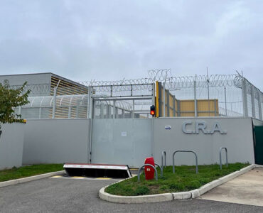 Entrée du centre de rétention administrative n°2 de Lyon-Saint-Exupéry
