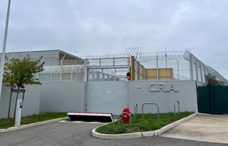 Entrée du centre de rétention administrative n°2 de Lyon-Saint-Exupéry