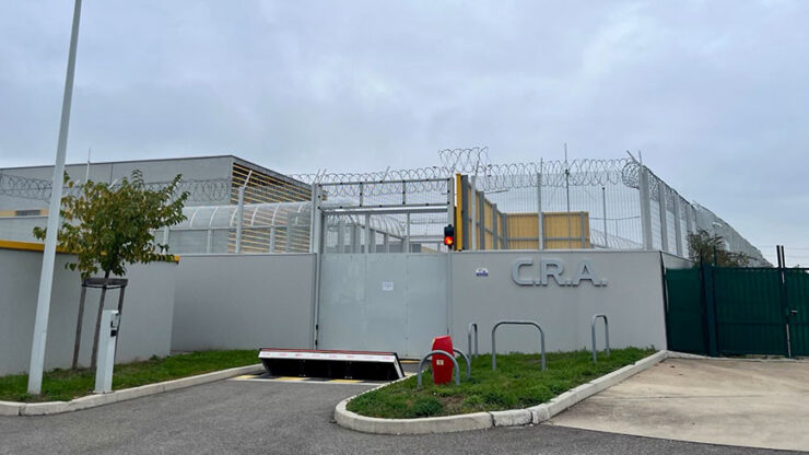 Entrée du centre de rétention administrative n°2 de Lyon-Saint-Exupéry