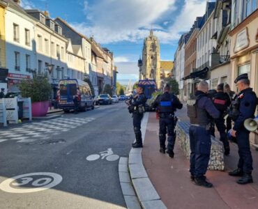 Dispositif policier dans le centre-ville d’Elbeuf le 15 octobre 2026.