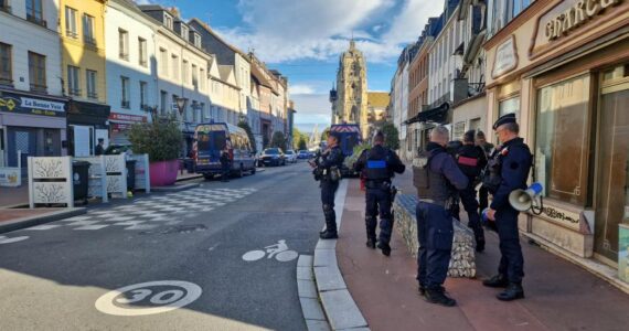 Dispositif policier dans le centre-ville d’Elbeuf le 15 octobre 2026.
