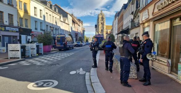Dispositif policier dans le centre-ville d’Elbeuf le 15 octobre 2026.