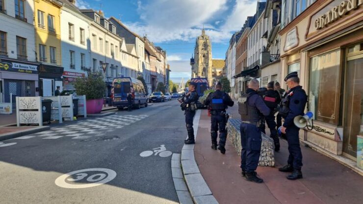 Dispositif policier dans le centre-ville d’Elbeuf le 15 octobre 2026.