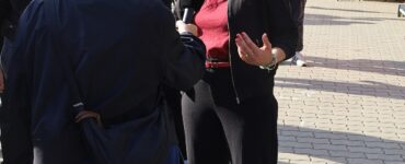 Elif Eralp lors de la clôture de la campagne de Die Linke devant la mairie de Berlin, le 18 septembre 2026.