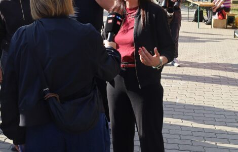 Elif Eralp lors de la clôture de la campagne de Die Linke devant la mairie de Berlin, le 18 septembre 2026.