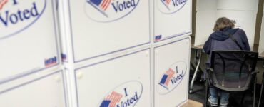 Un électeur vote à Alexandria en Virginie le 7 octobre 2026, photo de contexte Reuters