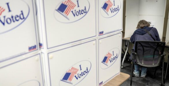 Un électeur vote à Alexandria en Virginie le 7 octobre 2026, photo de contexte Reuters