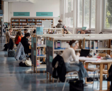 Des étudiants à la bibliothèque universitaire du campus Valrose à Nice