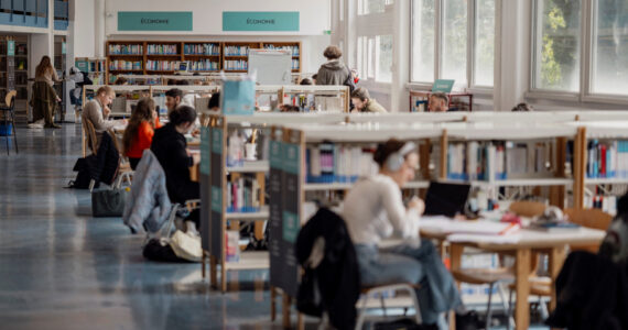 Des étudiants à la bibliothèque universitaire du campus Valrose à Nice