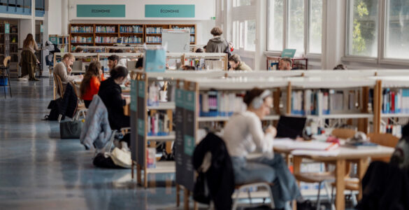 Des étudiants à la bibliothèque universitaire du campus Valrose à Nice