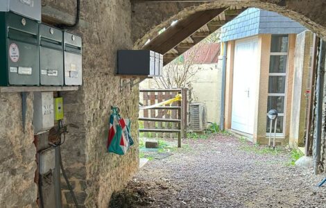 Immeuble à Évron où un homme a été mortellement blessé par le tir d’un gendarme