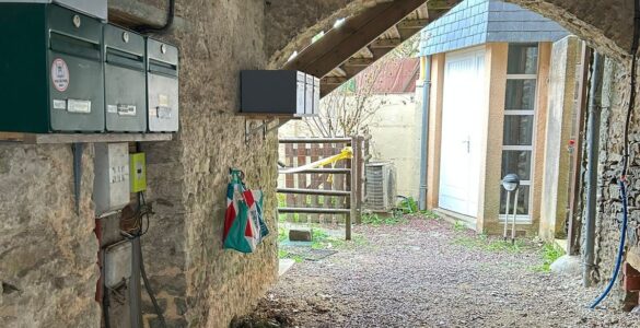 Immeuble à Évron où un homme a été mortellement blessé par le tir d’un gendarme