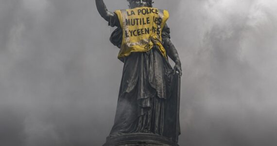 Affiche montrant la statue de la République avec un gilet jaune, le slogan du communiqué et les noms de ses quatre signataires