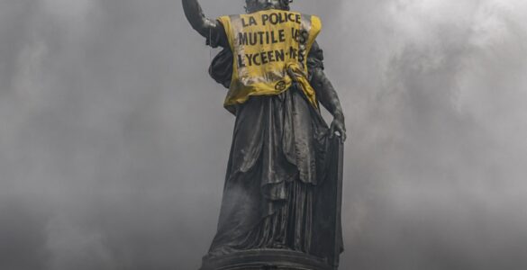 Affiche montrant la statue de la République avec un gilet jaune, le slogan du communiqué et les noms de ses quatre signataires
