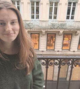 Apolline à son balcon à Lyon, dans l’immeuble dont le commerce du rez-de-chaussée a été incendié
