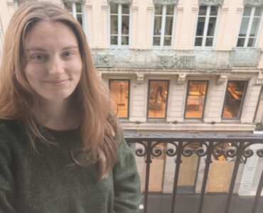 Apolline à son balcon à Lyon, dans l’immeuble dont le commerce du rez-de-chaussée a été incendié