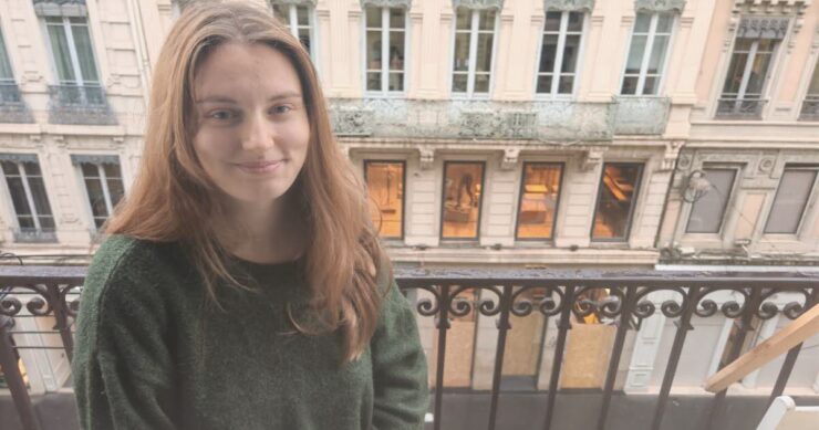 Apolline à son balcon à Lyon, dans l’immeuble dont le commerce du rez-de-chaussée a été incendié