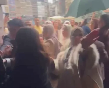 Capture de la vidéo de l’incident impliquant Filip Dewinter à l’hôtel de ville d’Anvers.