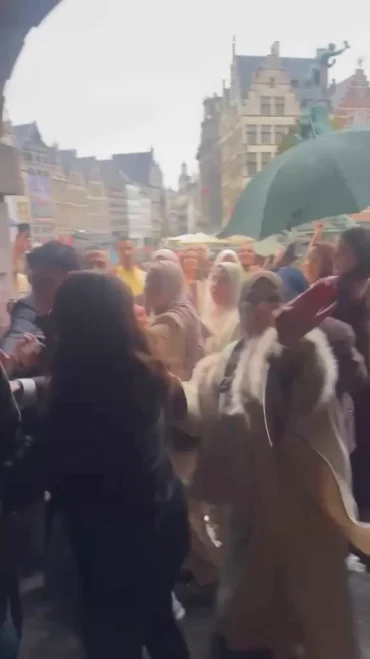 Capture de la vidéo de l’incident impliquant Filip Dewinter à l’hôtel de ville d’Anvers.