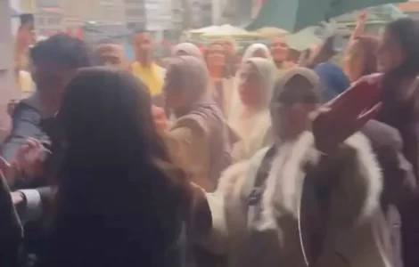 Capture de la vidéo de l’incident impliquant Filip Dewinter à l’hôtel de ville d’Anvers.