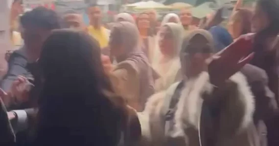 Capture de la vidéo de l’incident impliquant Filip Dewinter à l’hôtel de ville d’Anvers.