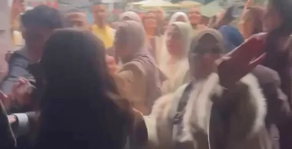 Capture de la vidéo de l’incident impliquant Filip Dewinter à l’hôtel de ville d’Anvers.