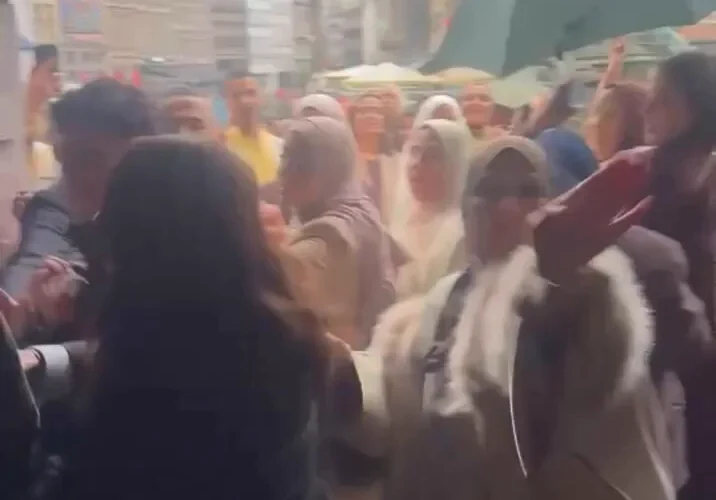 Capture de la vidéo de l’incident impliquant Filip Dewinter à l’hôtel de ville d’Anvers.