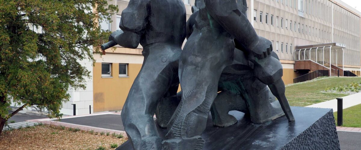 Monument aux mineurs devant l’hôtel de ville de Forbach, photographie d’illustration de juin 2025